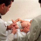 Un niño recibe una vacuna en una imagen de archivo.