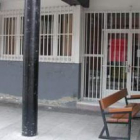 Puerta de acceso a la biblioteca de La Pola de Gordón, que también será remodelada
