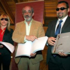 La estudiante de Derecho, Mimí, el presidente de Caja España, Santos Llamas, y el delegado de la Onc