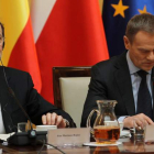 Mariano Rajoy y el primer ministro polaco, Donald Tusk, asisten a la sesión plenaria de la VIII cumbre bilateral en Varsovia.