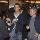 Mourinho, junto a los jugadores Cristiano Ronaldo y Pepe durante la tradicional comida de Navidad.