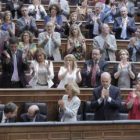 Zapatero recibe los aplausos de su grupo parlamentario tras su intervención.