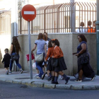 Varios niños y niñas a la salida del colegio