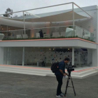 El espacio exterior cuenta con terraza y un ambiente inspirado en Barcelona.