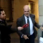 Militantes de Vox esgrimen chorizos ante acusados en el juicio de los ERE.