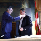 Majo impone la medalla de diputado al nuevo miembro de la corporación, Ángel Rodríguez (PSOE). MARCIANO