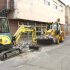 Las máquinas ya trabajan en el arreglo de la calle La Unión de Cistierna.