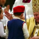 Juan Pablo II, frente a dos niños antes de la misa del gallo de la pasada madrugada