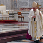 El papa ofició la misa prácticamente en solitario en la Basílica de San Pedro. ALESSANDRO DI MEO