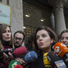 La vicepresidenta atiende a los periodistas momentos antes de reunirse con Junqueras. QUIQUE GARCÍA