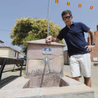 El pedáneo, Pedro Fernández, ha denunciado la problemática en Veguellina de Fondo. JESÚS F. SALVADORES