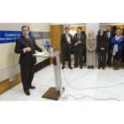 El presidente del Principado, Francisco Álvarez-Cascos, anuncia en presencia de sus consejeros el adelanto electoral.