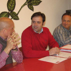 Manuel Ángel Rey, Tino Rodríguez y Gerardo Courel en la rueda de prensa de Bembibre.