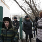 Agentes de policía desalojan la escuela de Moscú asaltada este lunes.