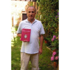 José Miguel Paramio posa junto al libro que hoy presenta.