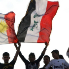 Aficionados de futbol sostienen banderas kurdas e iraquís en un partido de su selección. En una foto de archivo.