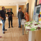 Un momento de la inauguración, ayer, en la Casa de Cultura de Cubillos del sil. L. DE LA MATA