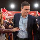 Pedro Sánchez junto a Susana Díaz, ayer, en el mitin electoral ofrecido por el PSOE en Sevilla. JULIO MUÑOZ