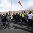 Los taxistas madrileños se enfrentan a la policía en uno de los accesos a Fitur. JAVIER LIZÓN