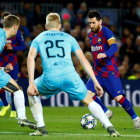 Messi intenta zafarse de los defensores checos durante el partido de ayer ante el Salvia. ENRIC FONTCUBERTA