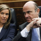 Ana Mato y Luis de Guindos, ayer, en el Congreso.