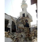 Un soldado iraquí, sobre los escombros de una mezquita suní