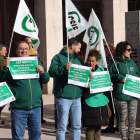 Protesta de los agentes medioambientales ayer ante la delegación de la Junta en León. PEIO GARCÍA