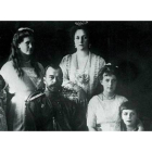 El último zar, Nicolás II, su esposa Alexandra, y sus hijos.