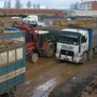 Los camiones esperan el turno de entrega en los alrededores de la fábrica