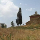 La iglesia de Cembranos junto al primer edificio de viviendas de la zona. El Ayuntamiento mejorará e