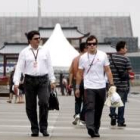 Fernando Alonso y su manager, Luis García, caminan por el Ciruito Internacional de Shangai s