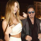 Al Pacino posa con su hijastra, la modelo Camila Morrone.