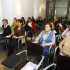 Mujeres en el taller de la asociación feminista.