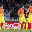 Messi, Xavi e Iniesta, cariacontecidos en el centro del campo tras encajar el Barça el tercer gol.