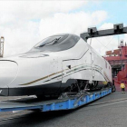 Una unidad del Talgo en el puerto de Barcelona, a punto para cargar con destino a Arabia Saudí.