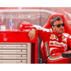 Fernando Alonso, en el garaje del equipo durante la primera sesión de entrenamientos en el circuito internacional de Shangai.