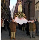 La Virgen de Lourdes presidió la marcha custodiada por cientos de velas