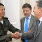 El presidente Uribe estrecha la mano del policía  Frank Pinchao