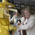Una mujer acaricia a la Bruixa d¿Or para ver si es una de las afortunadas