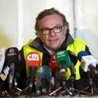 El coordinador del operativo de rescate, el ingeniero de caminos y canales Ángel García, atendiendo a los periodistas para informar del desarrollo de la operación de rescate.