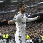 El centrocampista del Real Madrid Francisco Alarcón ‘Isco’ celebra el gol que abrió el triunfo blanco ante el Deportivo
