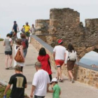 Varios grupos de visitantes ayer por la mañana en la rampa de acceso al castillo.