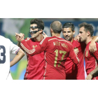 Aleix Vidal, Nolito y Paco Alcácer, autor del primer gol, felicitan a Fábregas tras marcar el definitivo 2-1 ante un Keylor Navas que evitó la goleada.