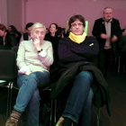 La exconsellera Clara Ponsati y el expresident Carles Puigdemont, en la presentación en Bruselas del disco Parnàs del cantautor Roger Mas el pasado 3 de marzo. / EFE / JAVIER ALBISU