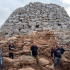 El equipo de arqueólogos que ha descubierto los restos de bebés, en el talaiot de Cornia Nou.