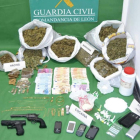 La droga, dinero, joyas y armas intervenidas en la operación.