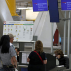 Varias personas en los mostradores de BA en el aeropuerto Adolfo Suárez Madrid-Barajas. S. BARRENECHEA