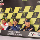 Valentino Rossi, Jorge Lorenzo y, a la derecha, Cal Crutchlow aplauden a un cariacontecido Casey Stoner, que acaba de anunciar que se va (Le Mans, 17 de mayo).