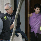 Alfonso Basterra y Rosario Porto, (con chal morado), el jueves tras un registro policial.