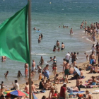 La bandera verde ondea en una playa de la Barceloneta.
